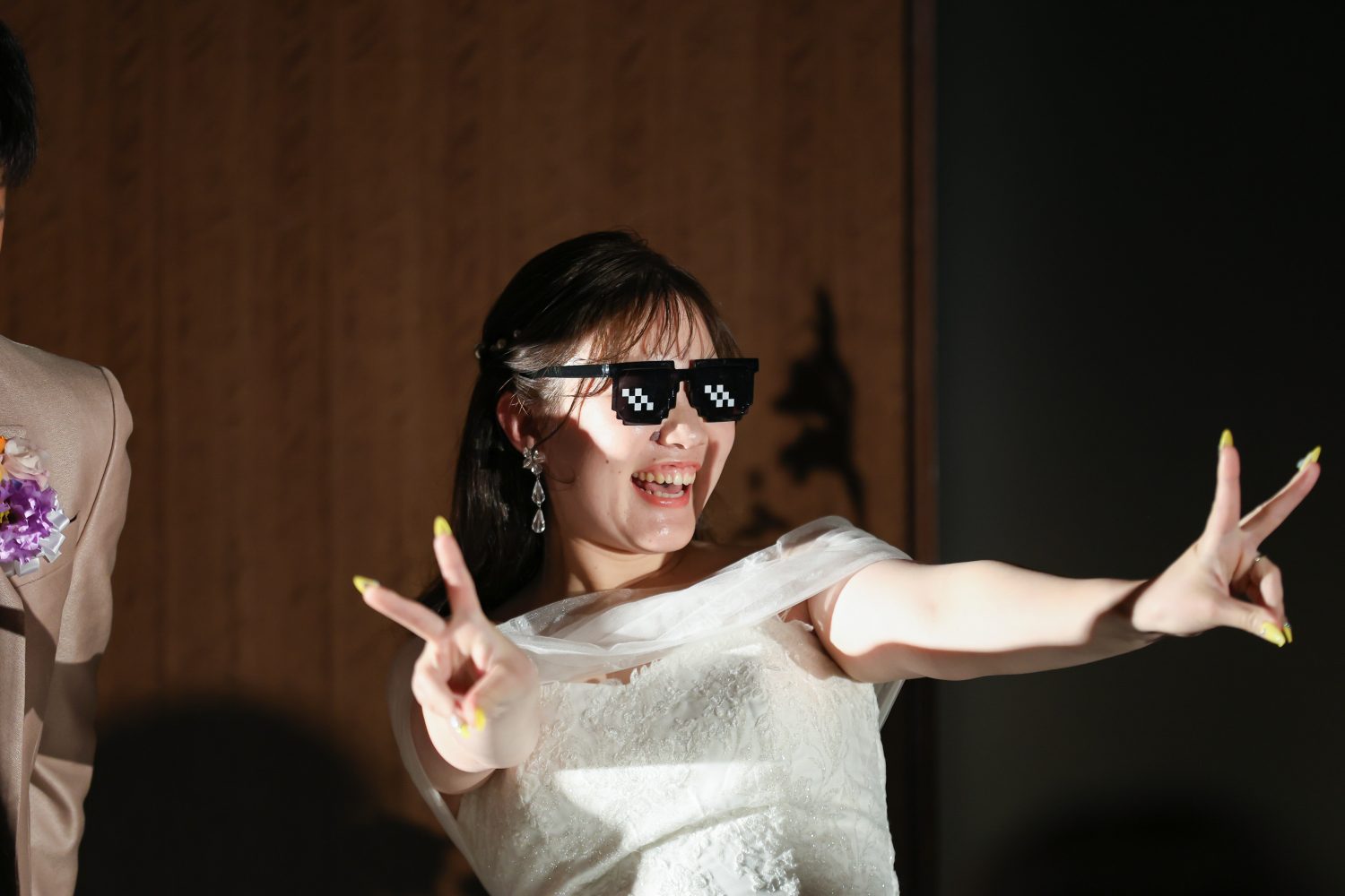 新婦様の目隠しは面白サングラスに！新婦様ノリノリです♪