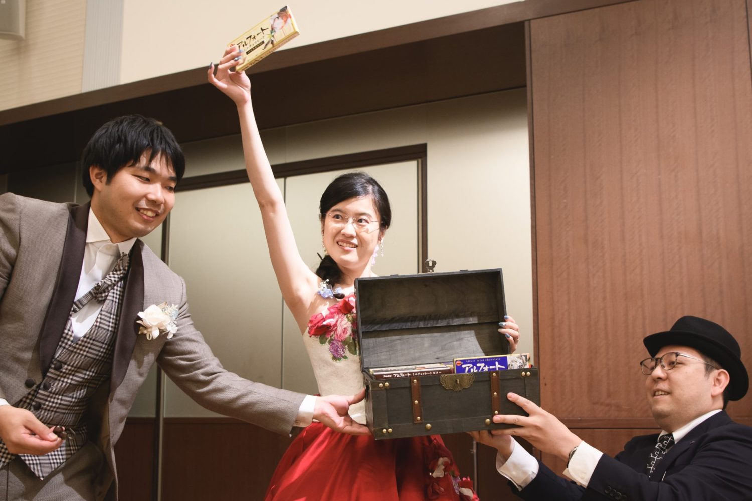 宝箱の中からはお宝（プチギフト）が見つかりました♪このお菓子はお見送りのシーンでゲストに配りました。