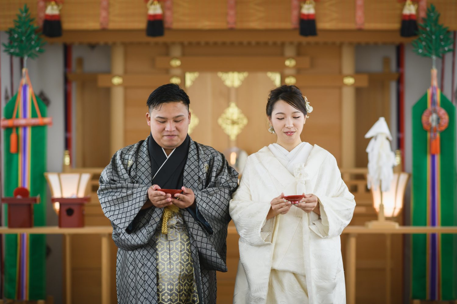 緊張する前に…と撮影段階で盃を持ちお神酒をのむ練習をする可愛らしい場面も