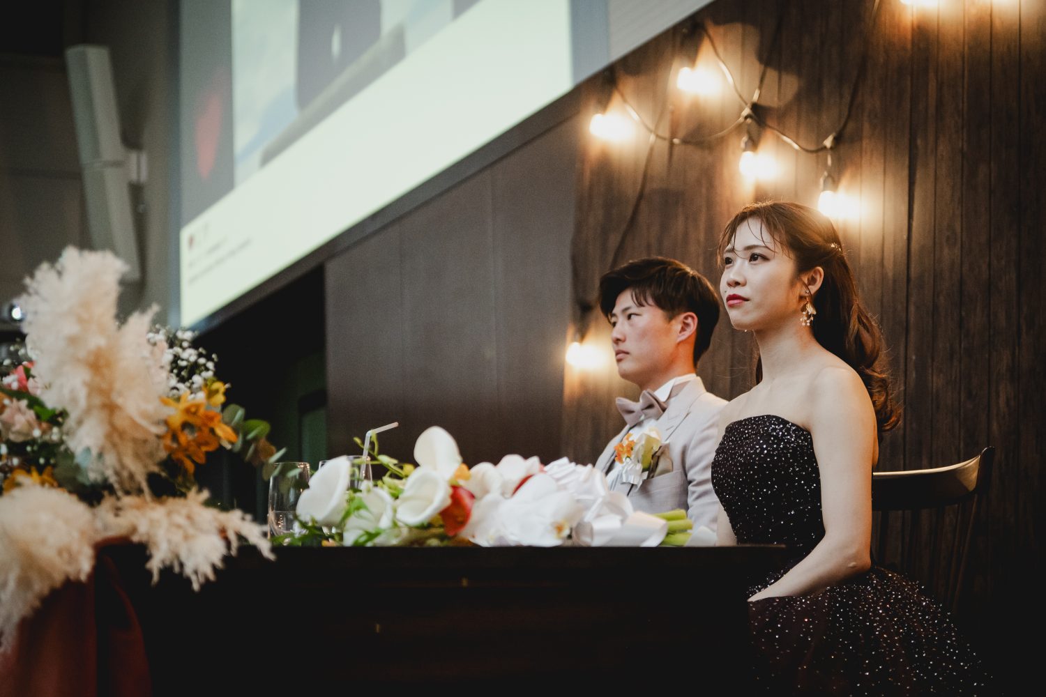 余興のお時間では新婦様のご友人から、サプライズムービーが。一つ一つの動画をしっかり焼き付けるようにご覧いただいておりました。