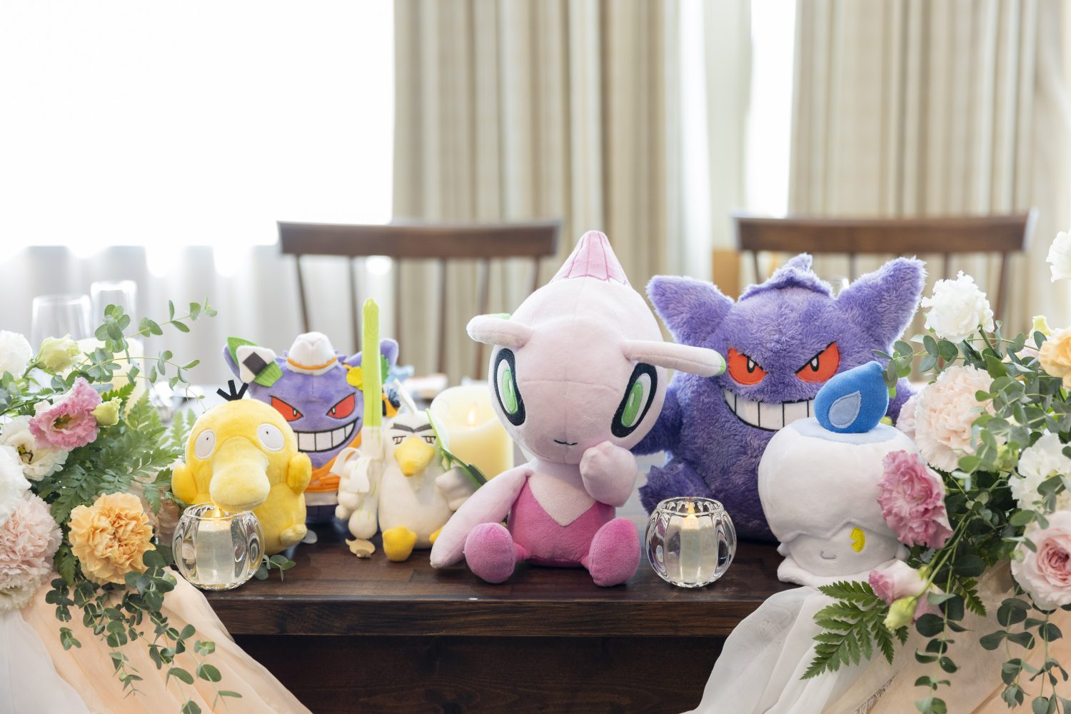 新郎新婦と一緒に高砂に座るポケモンたち