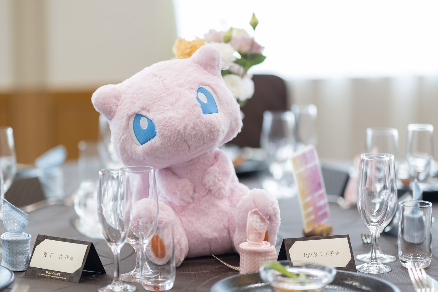 ゲストテーブルの目印となる、テーブルナンバーもポケモンに♡大きなぬいぐるみが目を引きます