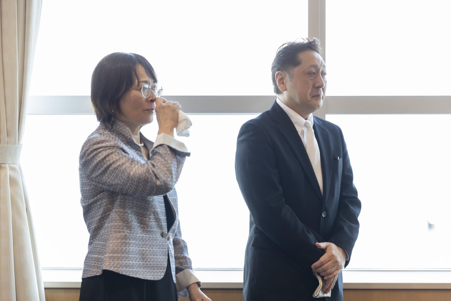 見守る、新郎様のお母様、新婦様のお父様