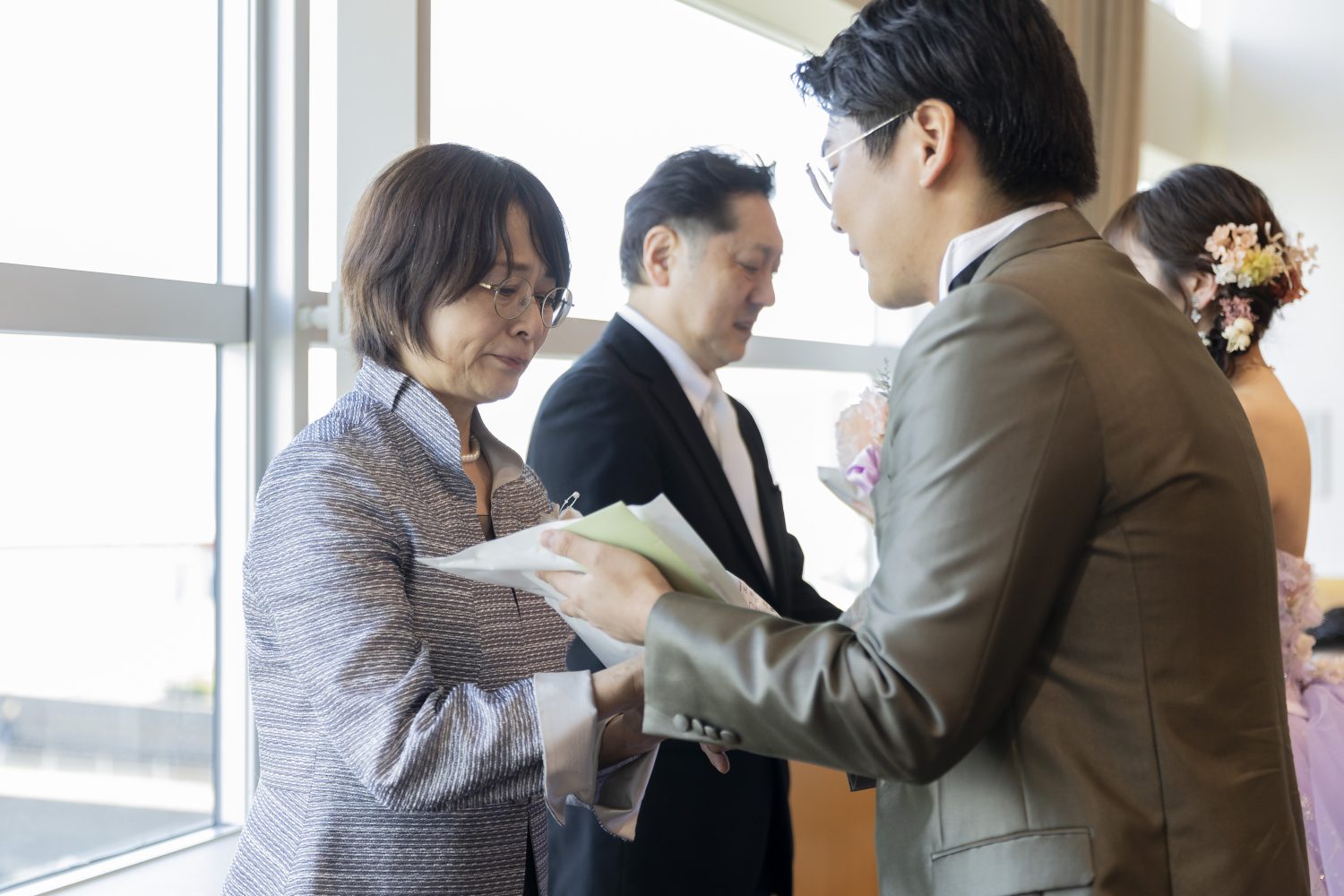 ご家族への記念品として「体重米」を贈られたお二人。生まれた時の重さを体感し成長を感じます。