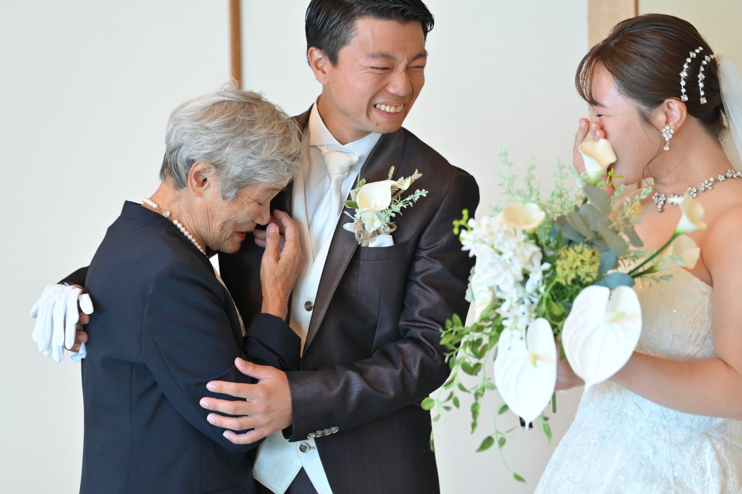 ご親族様の控室へもご挨拶に、祖母様は思わず涙