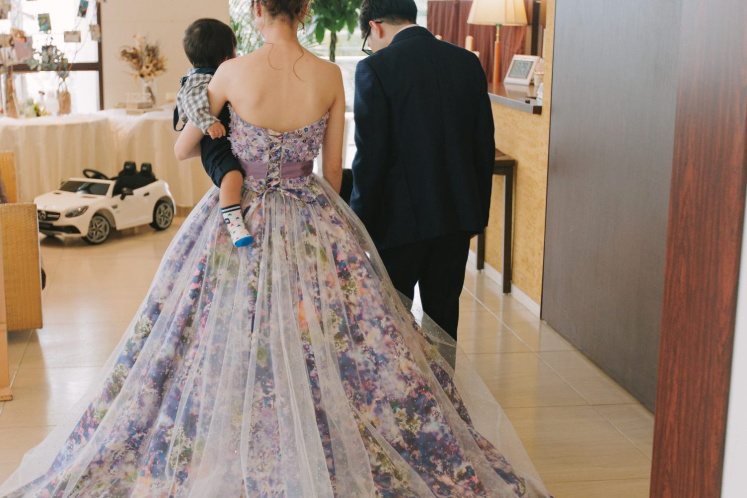 カラフルなカラードレスにお着替えをして
家族三人で仲良くご入場