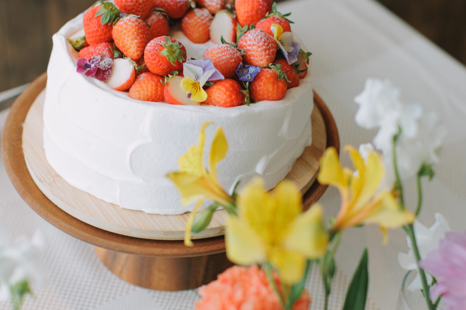 ケーキはイチゴたっぷりのケーキで★
おふたりのご希望のシェフ特製ウェディングケーキ