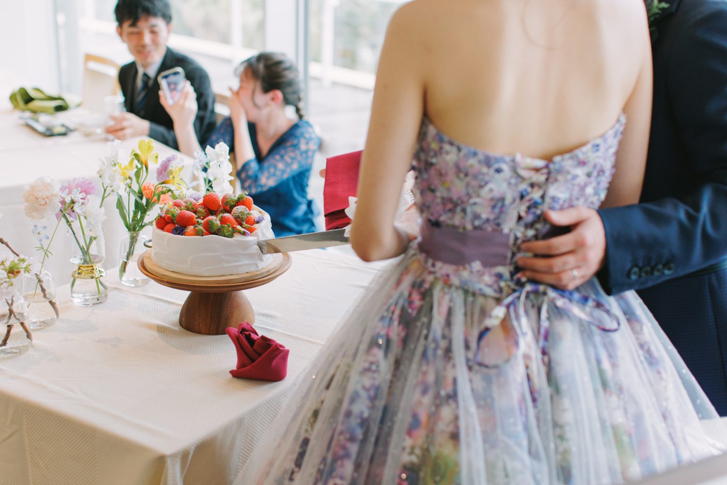 おふたり仲良くウェディングケーキご入刀
