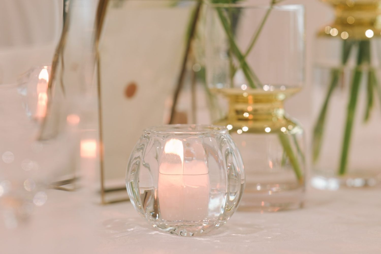 白を基調としたシンプルな会場装飾。
おふたりとゲストの色が引き立ち、より華やかに感じられる空間に。