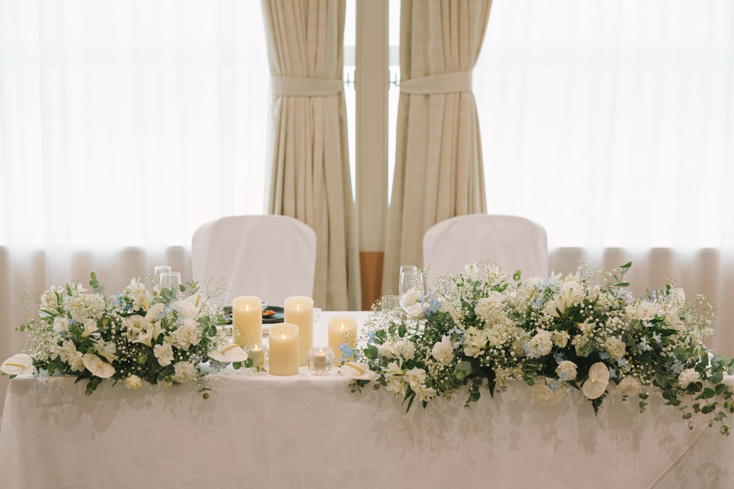 白を基調としたシンプルな会場装飾。
おふたりとゲストの色が引き立ち、より華やかに感じられる空間に。
