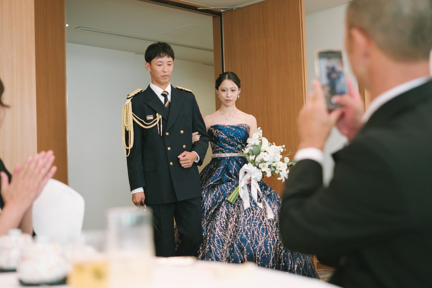 装いを新たに再入場！初めてお会いした際にカクテルドレスはネイビーを着ますとおっしゃっていた新婦様。プランナーも当日にお目にかかれて幸せな気持ちでした。