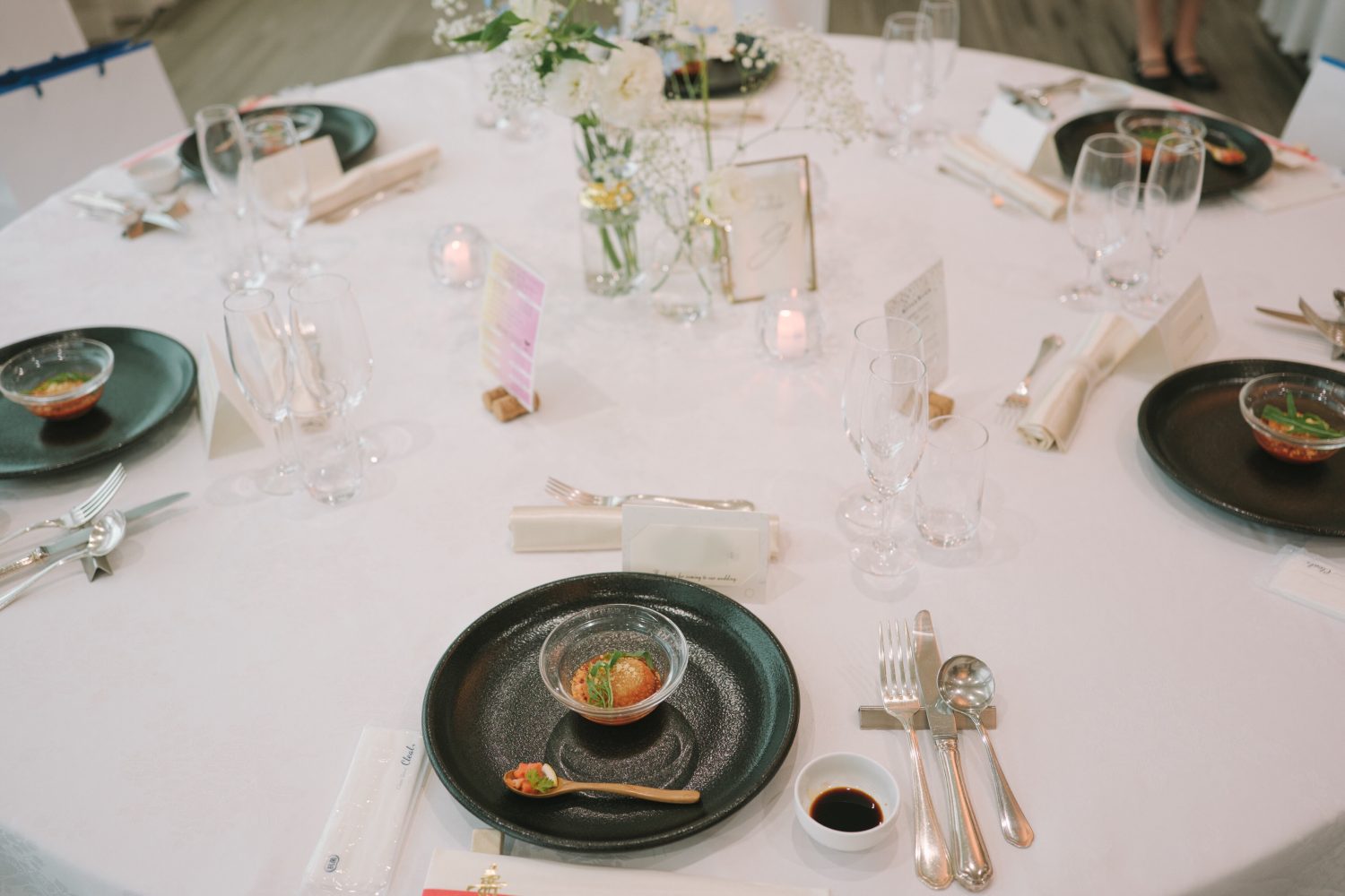 白を基調としたシンプルな会場装飾。
おふたりとゲストの色が引き立ち、より華やかに感じられる空間に。